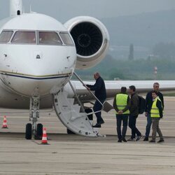 El Rey Juan Carlos subiendo al avión tras su visita a Vitoria