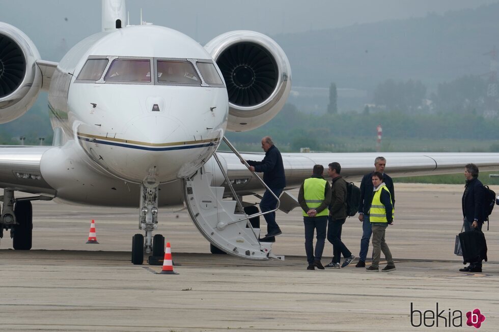El Rey Juan Carlos subiendo al avión tras su visita a Vitoria