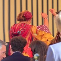 Amalia de Holanda bailando sevillanas de la Feria de Abril