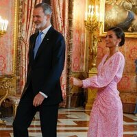 Los Reyes Felipe y Letizia, muy sonrientes en el almuerzo por el Premio Cervantes 2022