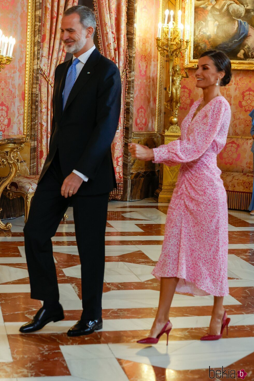 Los Reyes Felipe y Letizia, muy sonrientes en el almuerzo por el Premio Cervantes 2022