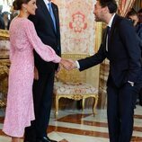 Los Reyes Felipe y Letizia saludan a Javier Ruiz en el almuerzo por el Premio Cervantes 2022