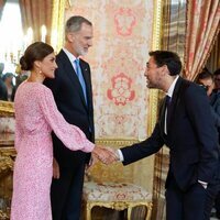 Los Reyes Felipe y Letizia saludan a Javier Ruiz en el almuerzo por el Premio Cervantes 2022