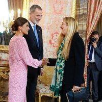 Los Reyes Felipe y Letizia saludan a Luz Gabás en el almuerzo por el Premio Cervantes 2022