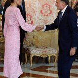 Los Reyes Felipe y Letizia saludan a José Crehueras en el almuerzo por el Premio Cervantes 2022