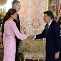 Los Reyes Felipe y Letizia saludan a José Crehueras en el almuerzo por el Premio Cervantes 2022