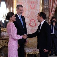 Los Reyes Felipe y Letizia saludan a Ángel Martín en el almuerzo por el Premio Cervantes 2022