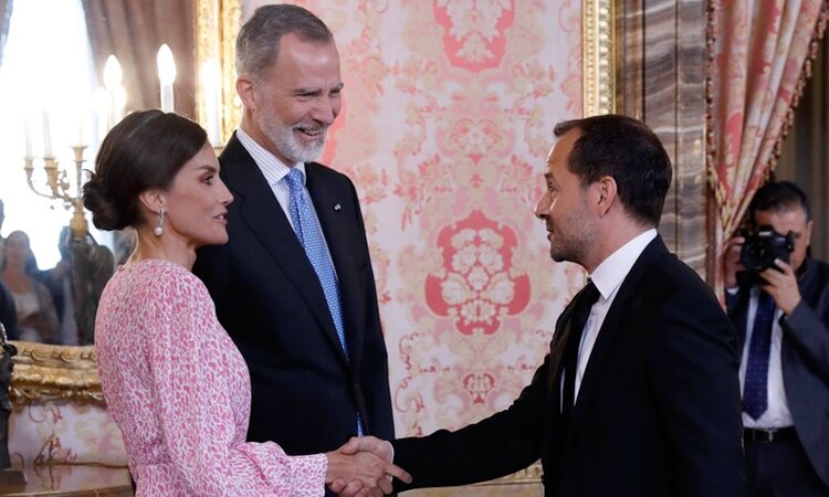 Los Reyes Felipe y Letizia saludan a Ángel Martín en el almuerzo por el Premio Cervantes 2022