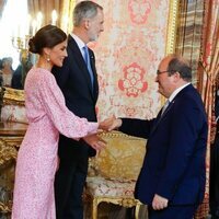 La Reina Letizia saluda a Miguel Iceta en presencia de Felipe VI en el almuerzo por el Premio Cervantes 2022