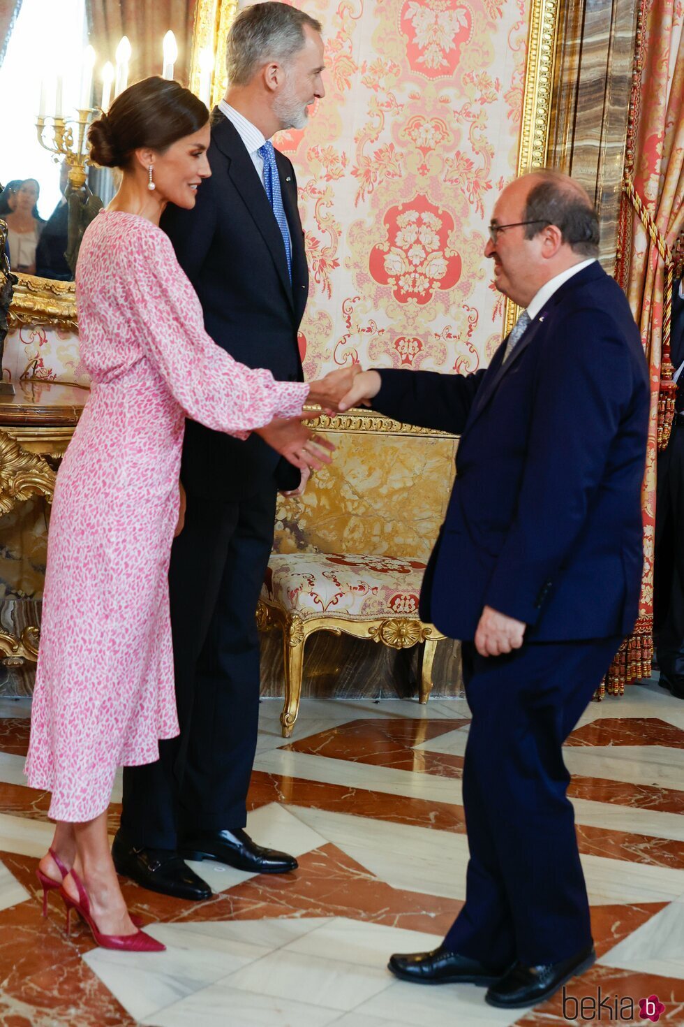 La Reina Letizia saluda a Miguel Iceta en presencia de Felipe VI en el almuerzo por el Premio Cervantes 2022