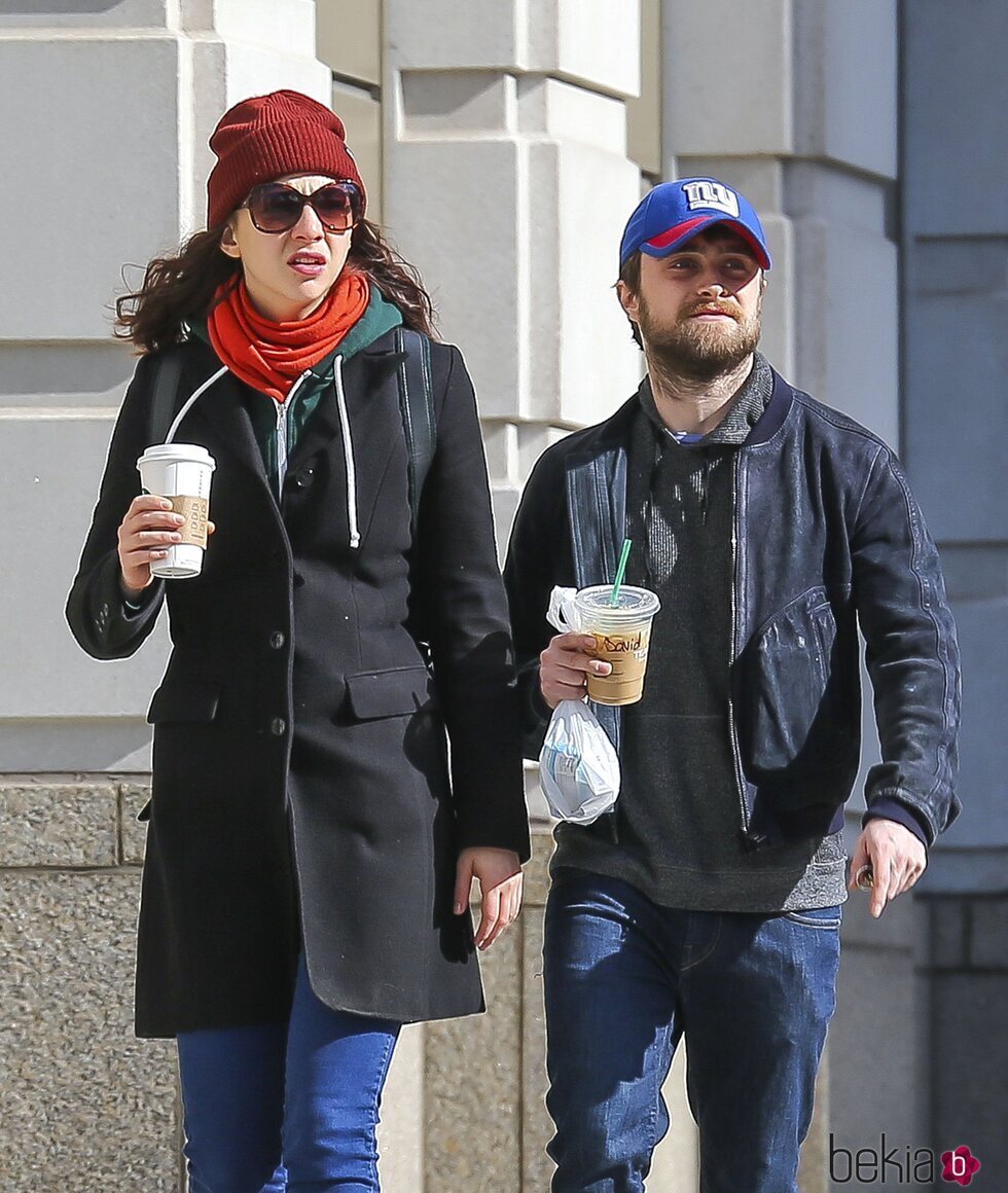Daniel Radcliffe y Erin Darke dando un paseo por Nueva York