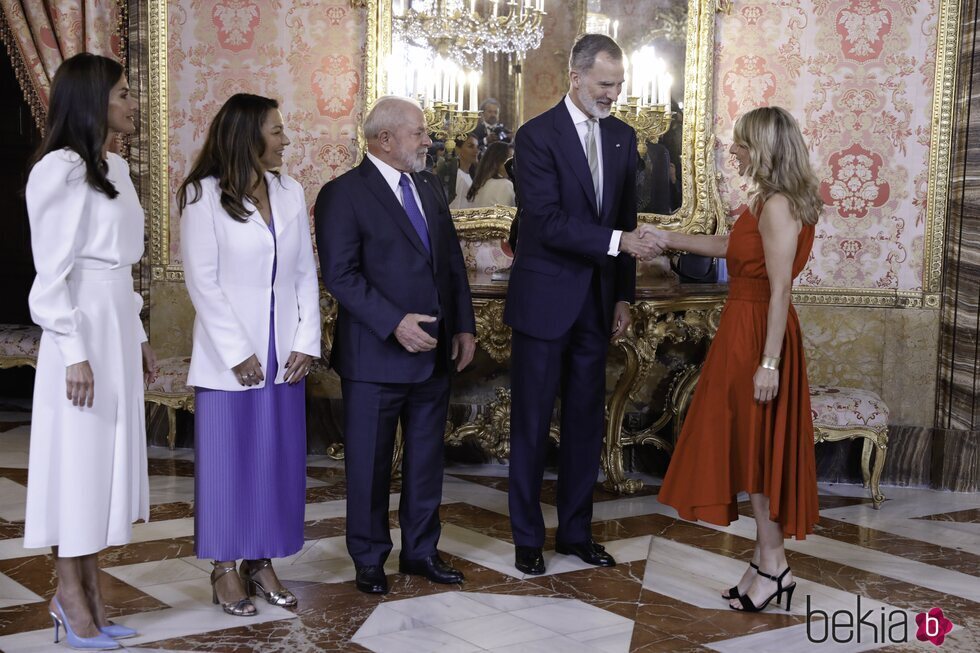 Yolanda Díaz saluda a los Reyes Felipe y Letizia y Lula da Silva y su esposa en el Palacio Real