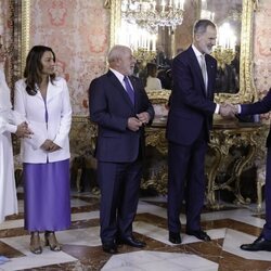 Pedro Sánchez saluda a los Reyes Felipe y Letizia y Lula da Silva y su esposa en el Palacio Real