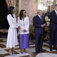 Pedro Sánchez saluda a los Reyes Felipe y Letizia y Lula da Silva y su esposa en el Palacio Real