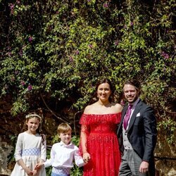 El Príncipe Félix de Luxemburgo, su mujer Claire y sus hijos Amalia y Liam en la boda religiosa de la Princesa Alexandra de Luxemburgo y Nicolas Bagory