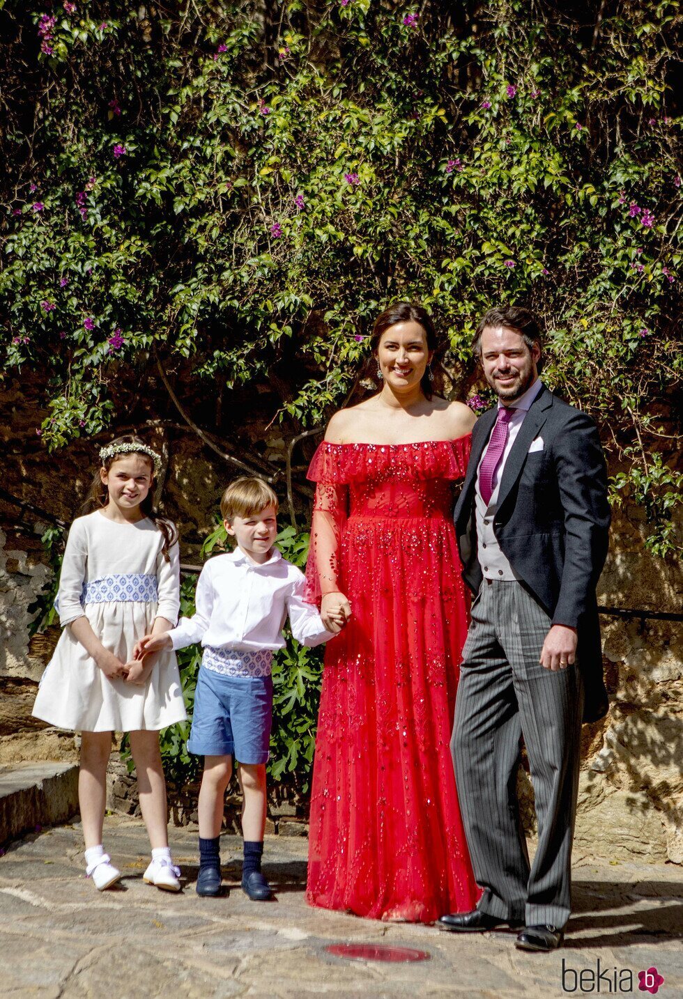 El Príncipe Félix de Luxemburgo, su mujer Claire y sus hijos Amalia y Liam en la boda religiosa de la Princesa Alexandra de Luxemburgo y Nicolas Bagory