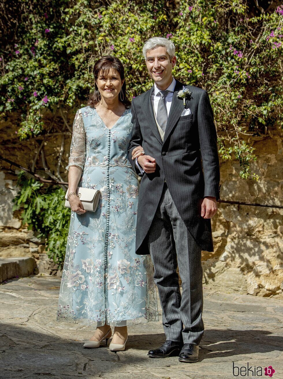 Nicolas Bagory con su madre en su boda con la Princesa Alexandra de Luxemburgo