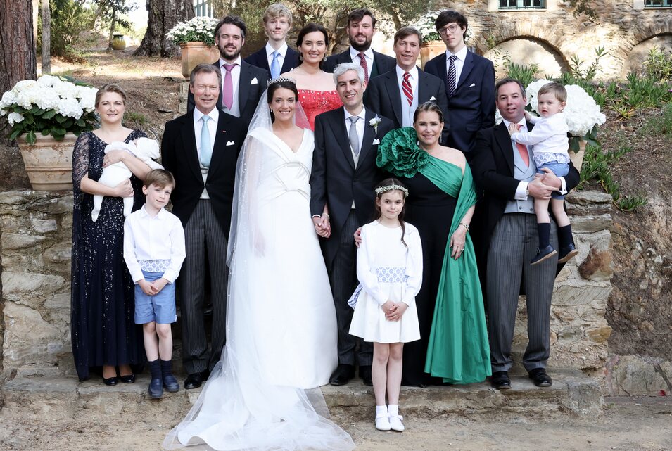 La Princesa Alexandra y Nicolas Bagory posan tras su boda religiosa con los Grandes Duques de Luxemburgo, el Principe Guillermo, la Princesa Estefanía y su