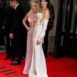 Donatella Versace y Anne Hathaway en la Met Gala 2023