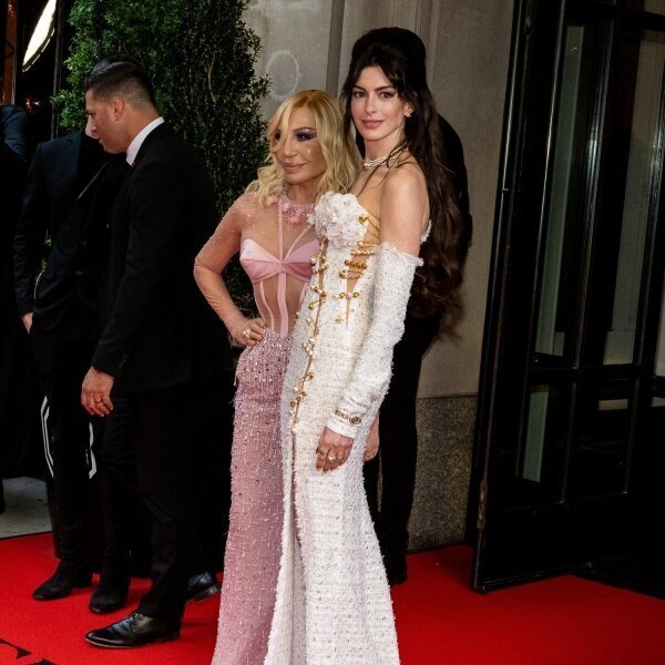 Donatella Versace y Anne Hathaway en la Met Gala 2023 Met Gala 2023