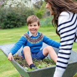 Kate Middleton llevando en una carretilla al Príncipe Louis en el jardín