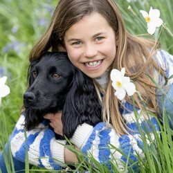 La Princesa Charlotte con su perra Orla en un posado por su 8 cumpleaños