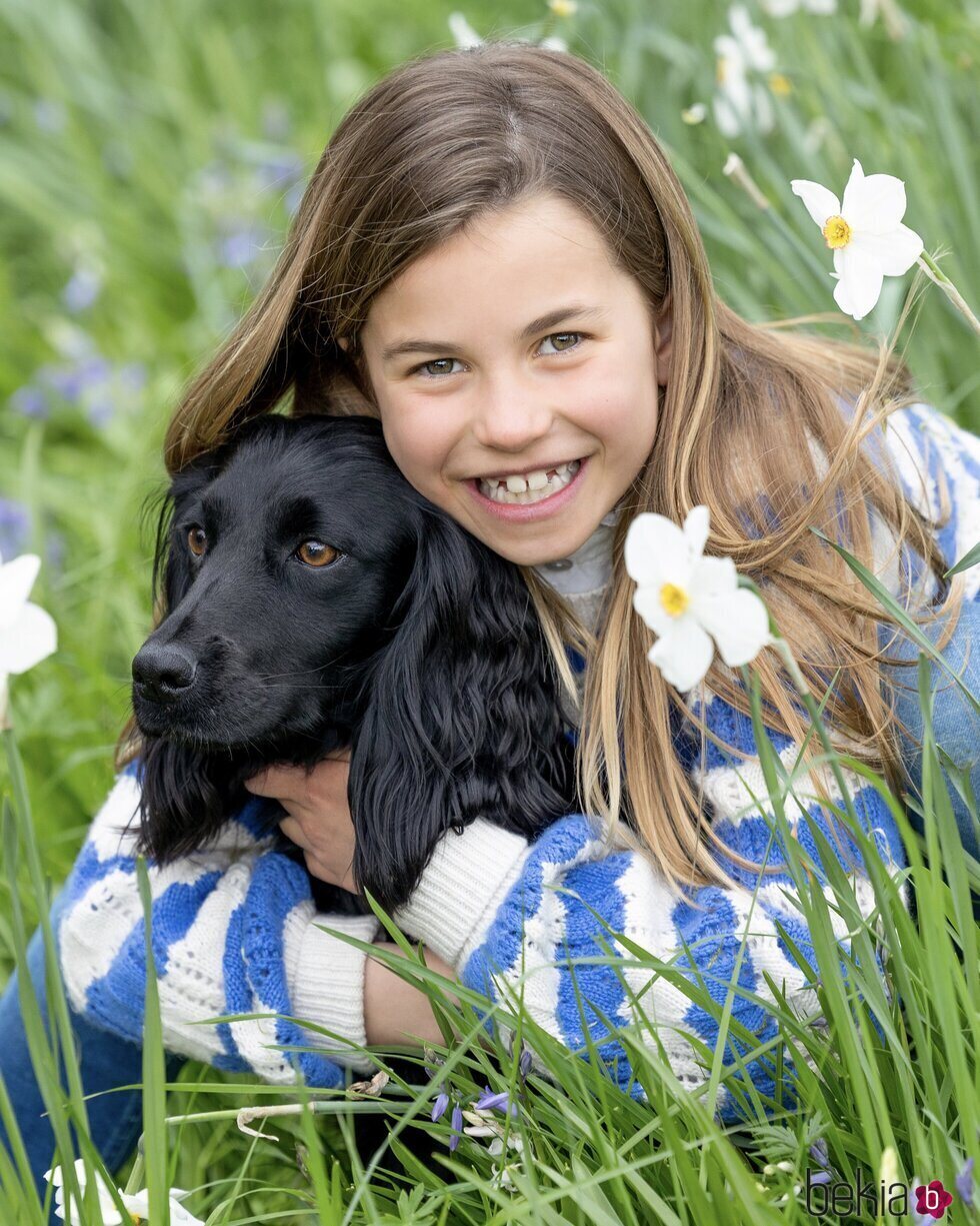La Princesa Charlotte con su perra Orla en un posado por su 8 cumpleaños