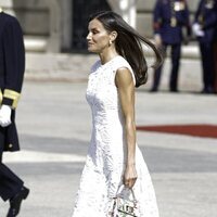 La Reina Letizia con un vestido blanco de Sfera en el recibimiento al Presidente de Colombia