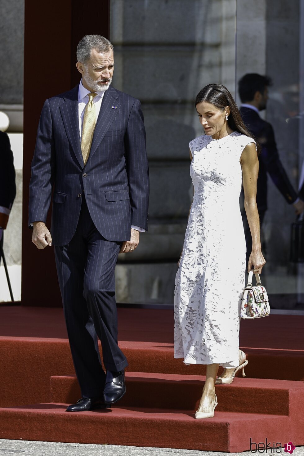 Los Reyes Felipe y Letizia hablando en el recibimiento al Presidente de Colombia, Gustavo Petro