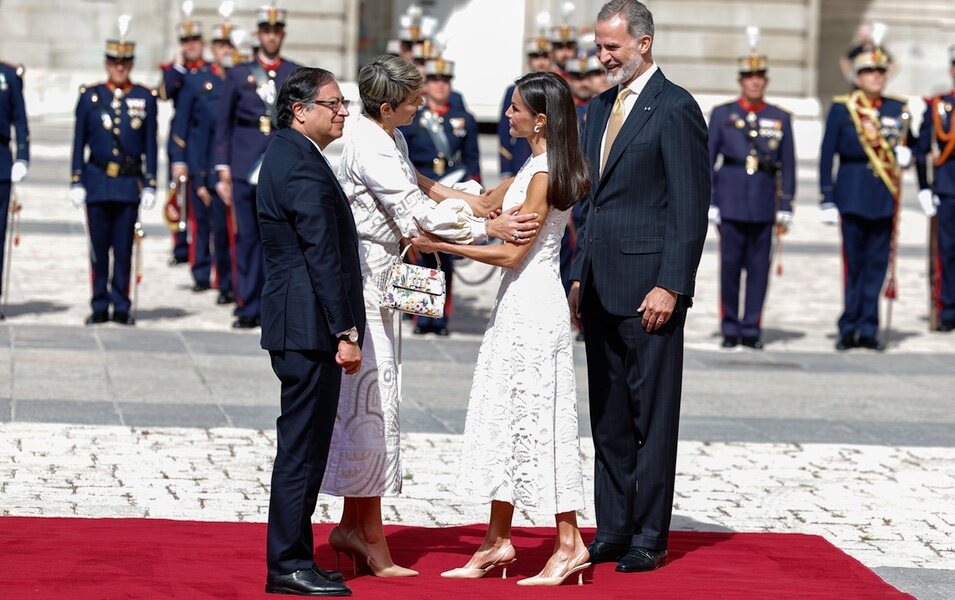 Gustavo Petro y Verónica Alcocer saludan a los Reyes Felipe y Letizia en su Visita de Estado a España
