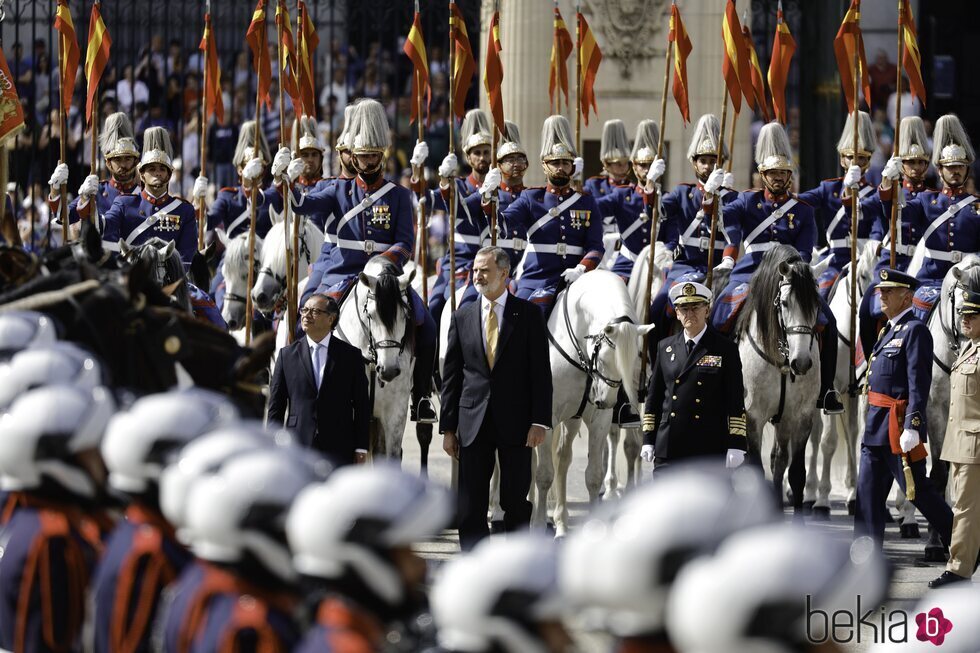El Rey Felipe VI y Gustavo Petro pasando revista a las tropas en el recibimiento al Presidente de Colombia