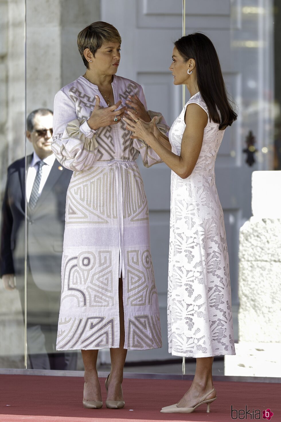 Verónica Alcocer y la Reina Letizia hablando en el recibimiento al Presidente de Colombia y su esposa por su Visita de Estado a España