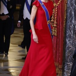 La Reina Letizia con la Tiara Floral y vestido rojo en la cena de gala al Presidente de Colombia, Gustavo Petro