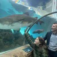 Joaquín de Dinamarca y su hija Athena viendo tiburones en un acuario
