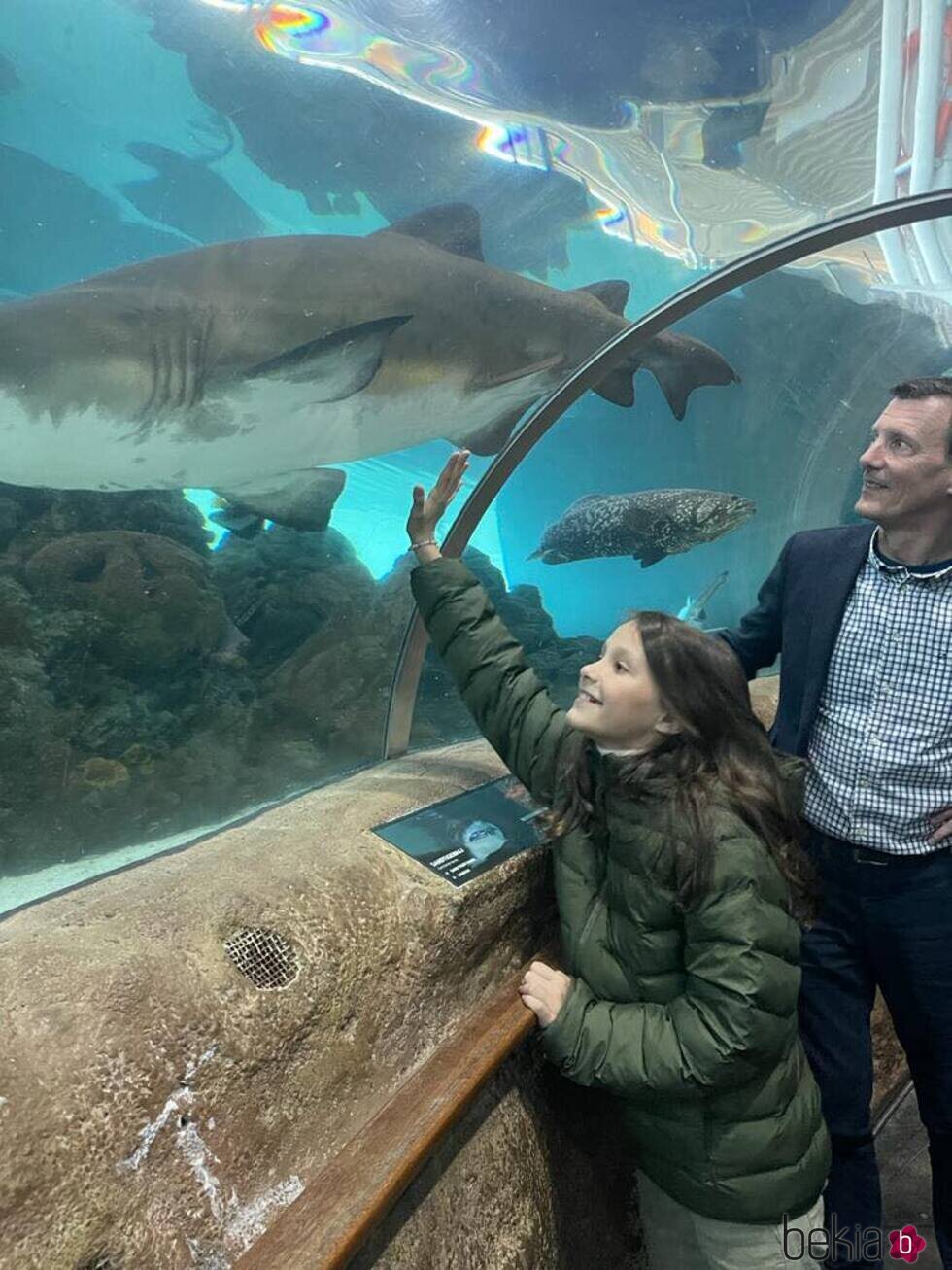 Joaquín de Dinamarca y su hija Athena viendo tiburones en un acuario