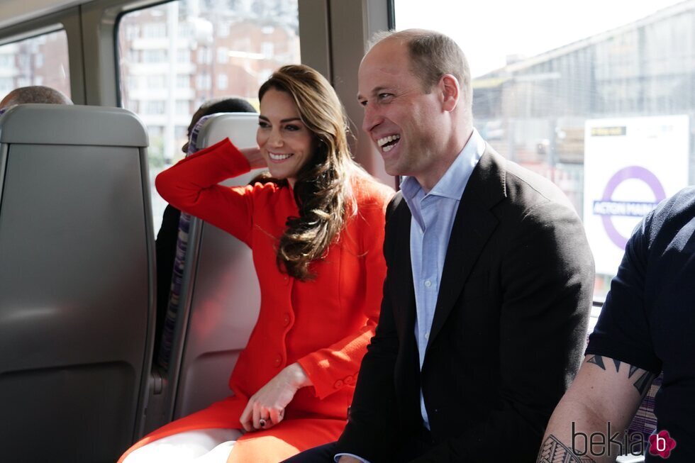 El Príncipe Guillermo y Kate Middleton en el Metro de Londres