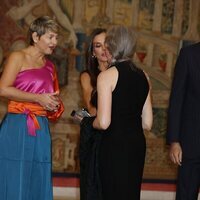 Verónica Alcocer y la Reina Letizia saludan a María Pagés en la recepción del Presidente de Colombia a los Reyes de España