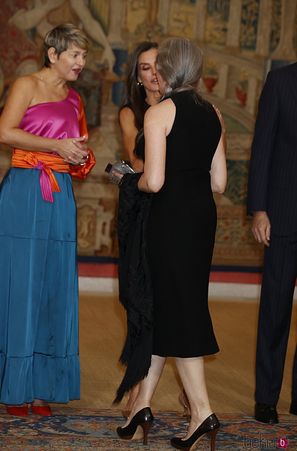 Verónica Alcocer y la Reina Letizia saludan a María Pagés en la recepción del Presidente de Colombia a los Reyes de España