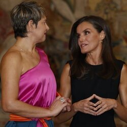 Verónica Alcocer y la Reina Letizia hablando en la recepción del Presidente de Colombia a los Reyes de España