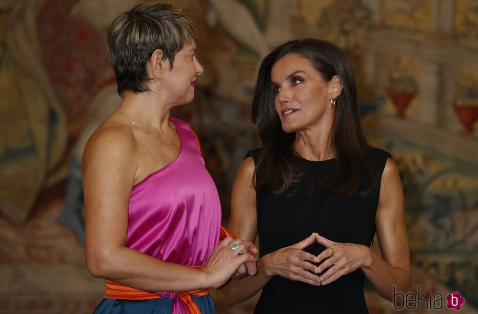 Verónica Alcocer y la Reina Letizia hablando en la recepción del Presidente de Colombia a los Reyes de España