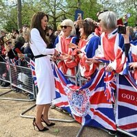 Kate Middleton saludando a unas señoras el día antes de la coronación