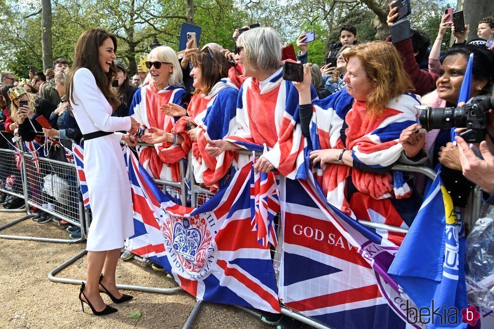 Kate Middleton saludando a unas señoras el día antes de la coronación