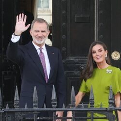 Los Reyes Felipe y Letizia antes de la recepción previa a la coronación