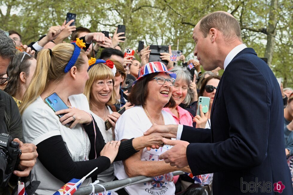 El Príncipe Guillermo saludando a unas mujeres el día antes de la coronación