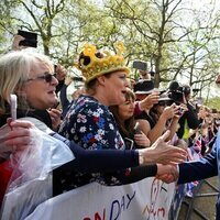 El Rey Carlos III saludando a la gente el día antes de la coronación