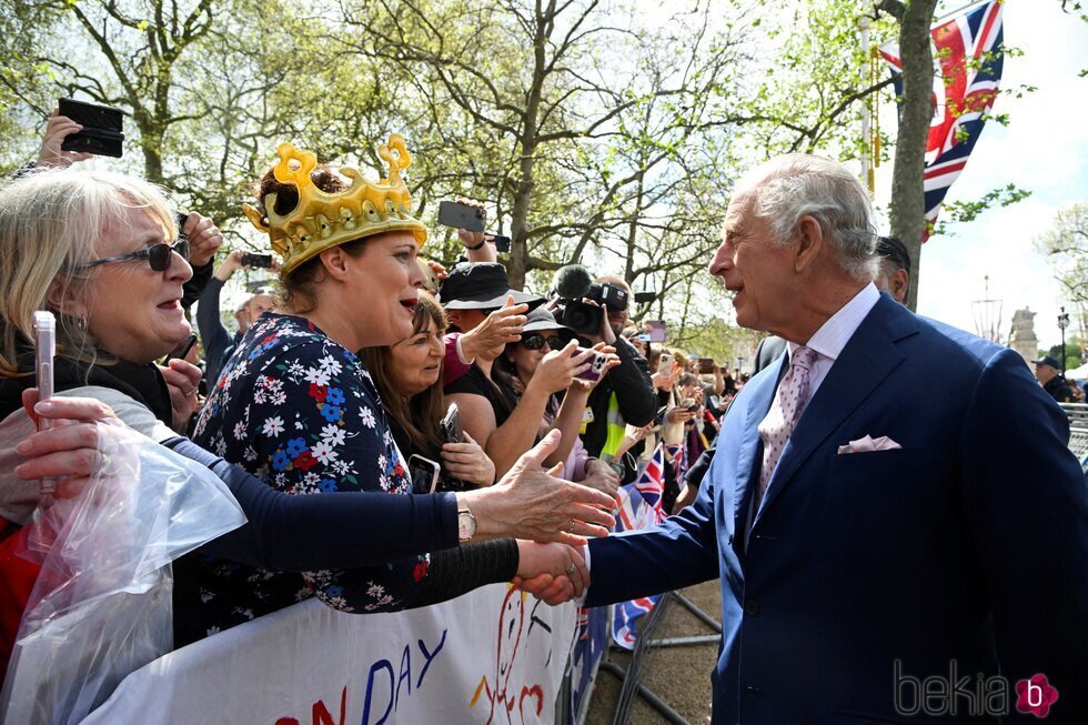 El Rey Carlos III saludando a la gente el día antes de la coronación