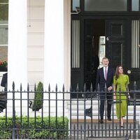 Los Reyes Felipe y Letizia en la Embajada de España en Londres antes de la recepción previa a la coronación