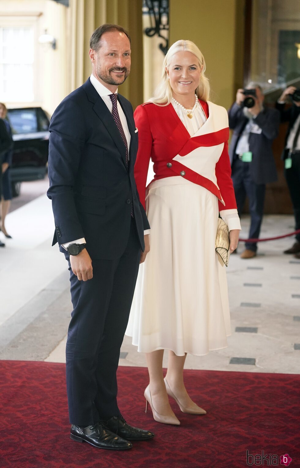 Haakon y Mette-Marit de Noruega en la recepción previa a la coronación de Carlos III