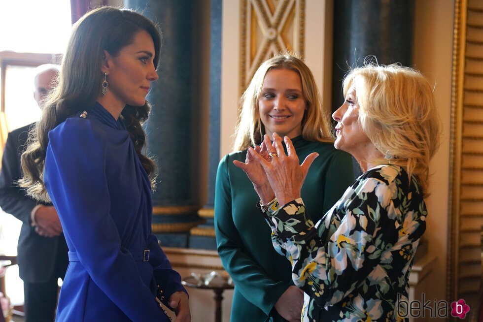 Kate Middleton hablando con Jill Biden y su nieta Finnegan Biden en la recepción previa a la coronación de Carlos III