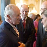 El Rey Carlos III y Olena Zelenska en la recepción previa a la coronación de Carlos III